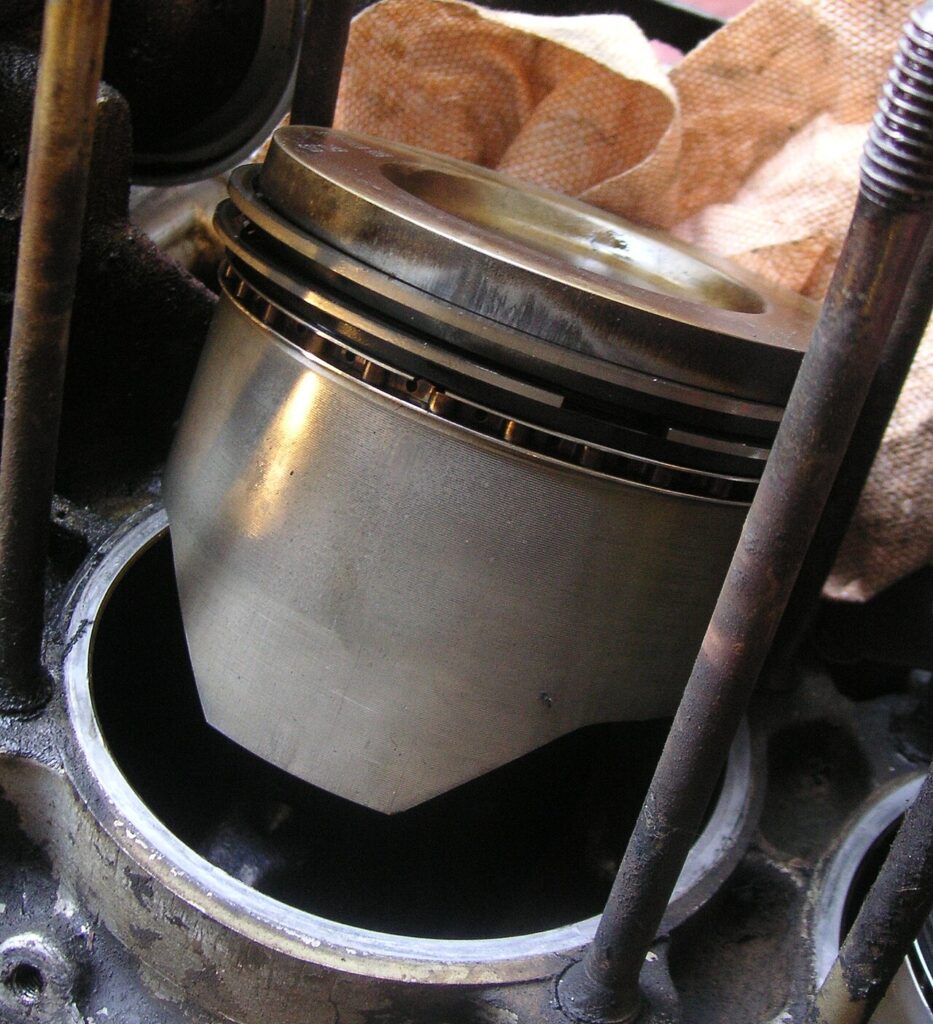 Anéis de pistão fora do motor: a abertura entre as pontas fecha quase toda quando o anel entra no cilindro. É essa mola que pressiona a face do anel contra a parede e veda os gases.