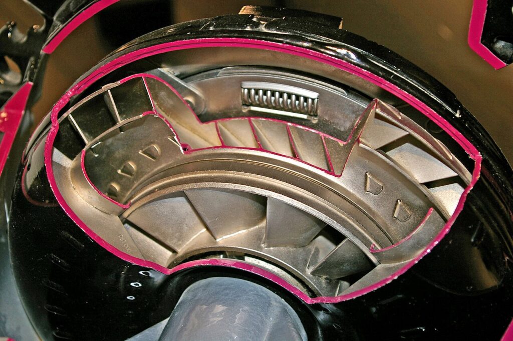 Conversor de torque em corte: as pás internas movem o fluido que liga o motor ao câmbio sem pedal de embreagem.