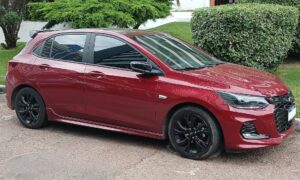 Qual o melhor 1.0 turbo? Onix, HB20, Polo, 208 e C3 comparados em consumo e potência