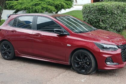 Carros 1.0 turbo: Chevrolet Onix RS visto de frente