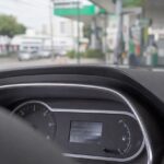 Quantos km fazem 20 litros de gasolina? A conta com o consumo do seu carro e o preço da ANP
