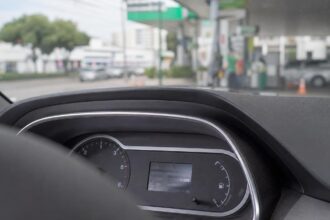 Quantos km fazem 20 litros de gasolina? A conta com o consumo do seu carro e o preço da ANP