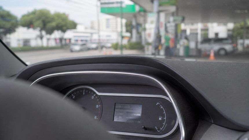 Quantos km fazem 20 litros de gasolina? A conta com o consumo do seu carro e o preço da ANP 1 Quantos km fazem 20 litros de gasolina? A conta com o consumo do seu carro e o preço da ANP