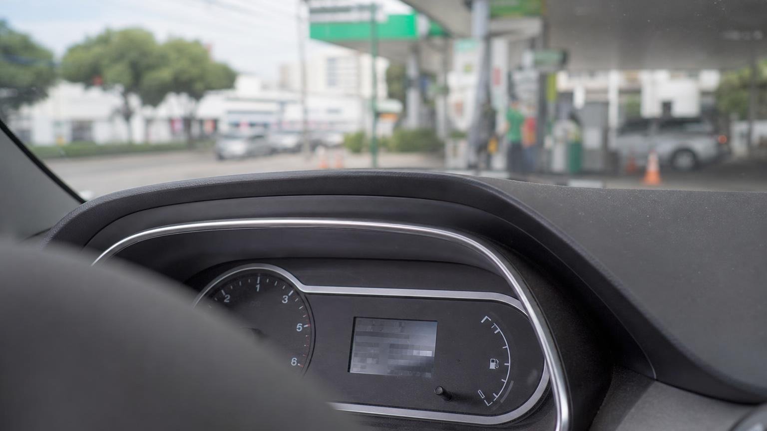 Quantos km fazem 20 litros de gasolina? A conta com o consumo do seu carro e o preço da ANP