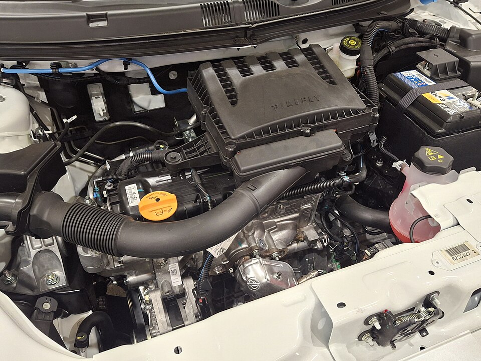 Cofre de um carro com motor transversal: o coxim do motor fica entre o bloco e a carroceria, quase sempre escondido atrás de outras peças.