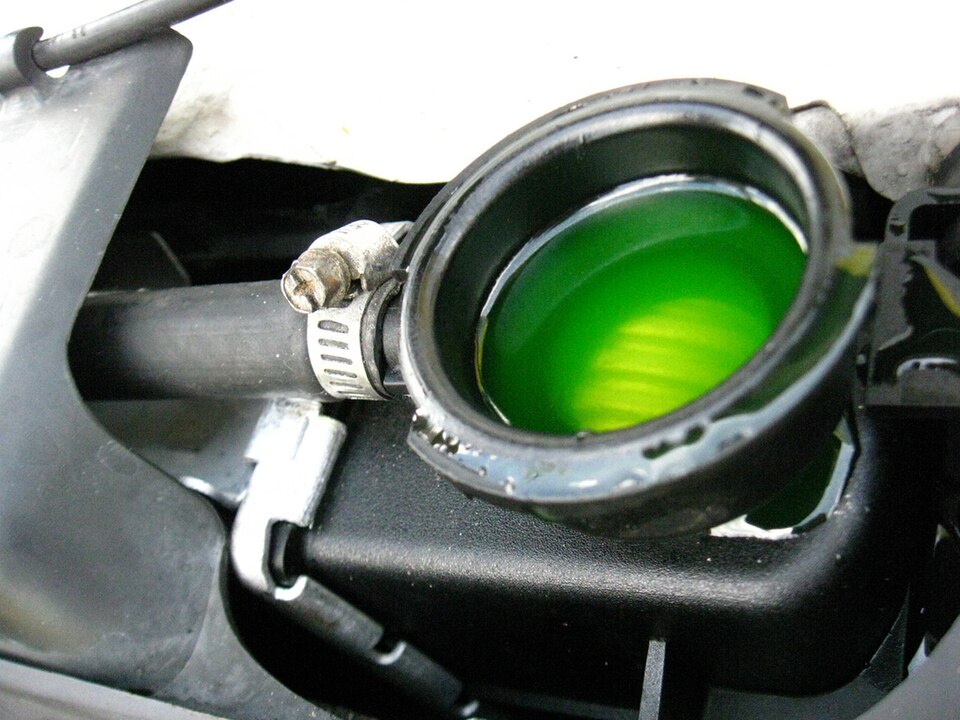 Borra no radiador: 5 causas e como evitar 2 Bocal do radiador com líquido de arrefecimento limpo e translúcido: é assim que ele deve ficar. Borra marrom, crosta branca ou mancha de óleo nesse ponto indicam aditivo vencido, água pura ou contaminação.