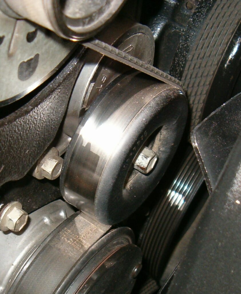 Correia do alternador: 5 sinais de defeito 2 Tensor automático segurando a correia de acessórios: com mola fraca ou rolamento travado, a correia do alternador patina e chia.
