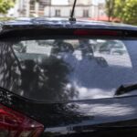 Adesivo de candidato no carro, no vidro traseiro, sem texto legível