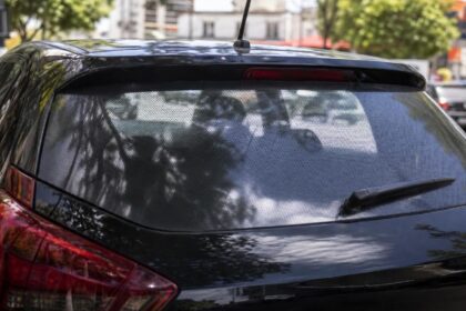 Adesivo de candidato no carro, no vidro traseiro, sem texto legível