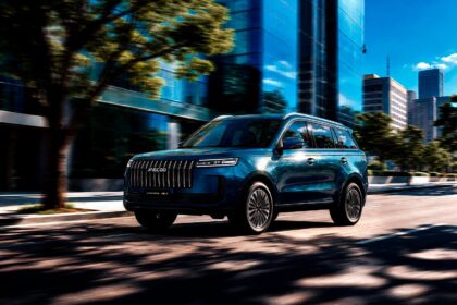 Jaecoo 5 chega ao Brasil em 1&ordm; de outubro com 4,38 metros, sistema h&iacute;brido que dispensa tomada e autonomia pr&oacute;xima de 1.000 km por R$ 154.990