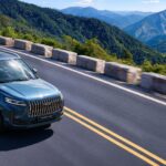 Jaecoo 5 chega ao Brasil em 1º de outubro com 4,38 metros, sistema híbrido que dispensa tomada e autonomia próxima de 1.000 km por R$ 154.990