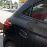 Calcular gasto combustível viagem: motorista abastece antes da viagem: calcular gasto de combustível evita surpresa no orçamento