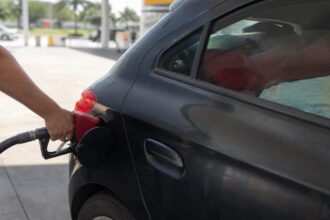 Calcular gasto combustível viagem: motorista abastece antes da viagem: calcular gasto de combustível evita surpresa no orçamento