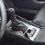 Alavanca de câmbio automático no console de um carro, tema do carro automático mais barato