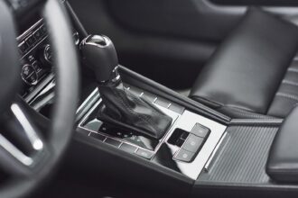 Alavanca de câmbio automático no console de um carro, tema do carro automático mais barato