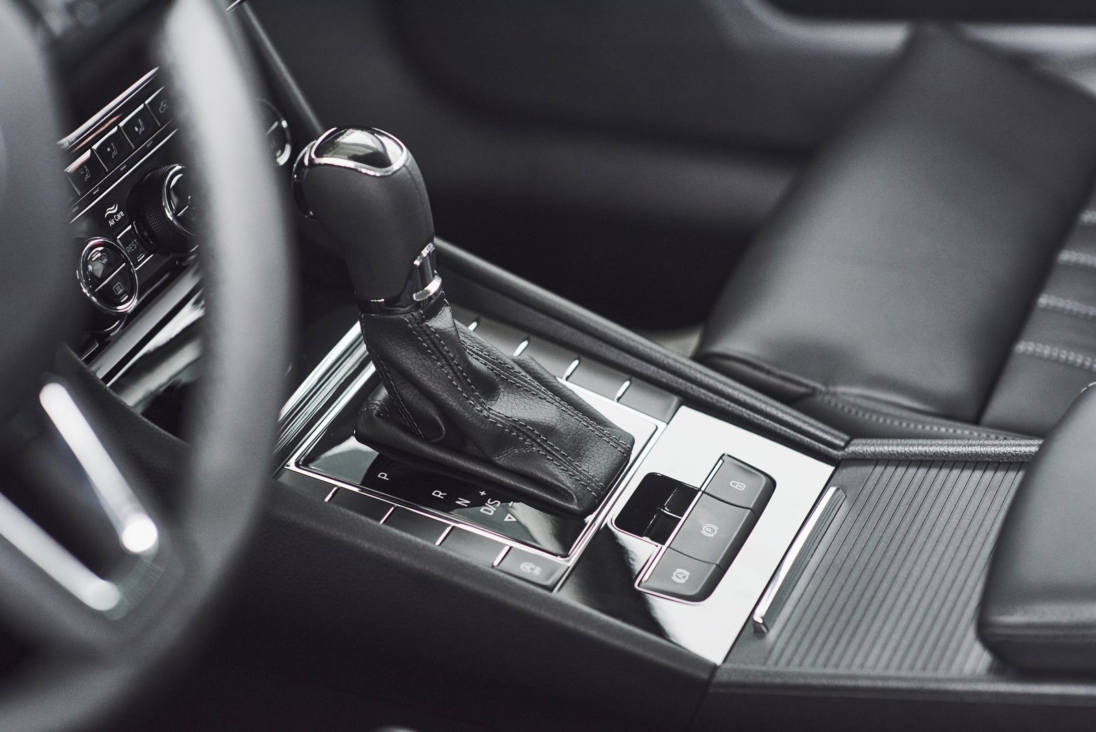 Alavanca de câmbio automático no console de um carro, tema do carro automático mais barato