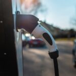 Carregador conectado a carro elétrico, tema se carro elétrico desvaloriza