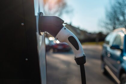Carregador conectado a carro elétrico, tema se carro elétrico desvaloriza