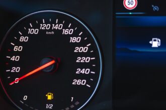 Painel com marcador de combustível, tema dos carros mais econômicos de 2026