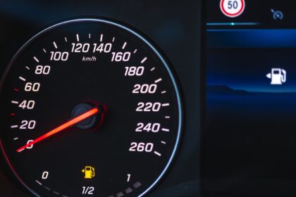 Painel com marcador de combustível, tema dos carros mais econômicos de 2026