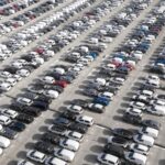 Pátio com carros estacionados, tema dos carros que mais desvalorizam