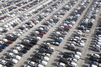Pátio com carros estacionados, tema dos carros que mais desvalorizam