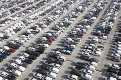 Pátio com carros estacionados, tema dos carros que mais desvalorizam