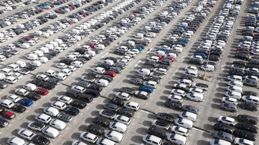 Carros que mais desvalorizam (e os que seguram o preço) em 2026 1 Pátio com carros estacionados, tema dos carros que mais desvalorizam