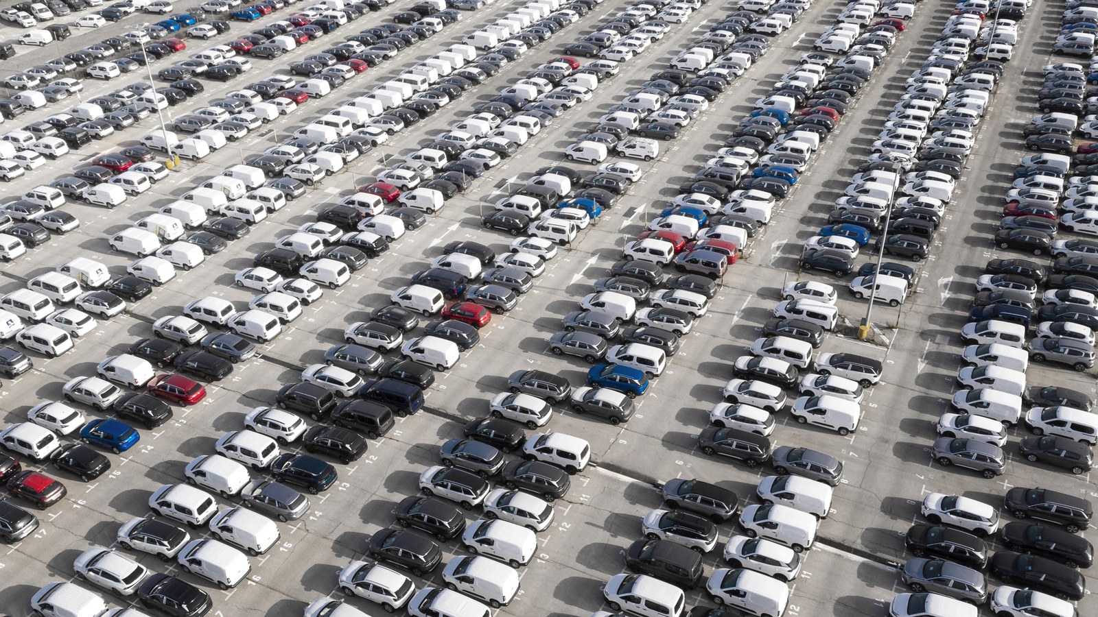 Pátio com carros estacionados, tema dos carros que mais desvalorizam
