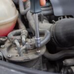 Troca do filtro na linha da bomba de combustível, embaixo do carro