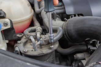 Troca do filtro na linha da bomba de combustível, embaixo do carro