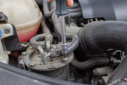 Troca do filtro na linha da bomba de combust&iacute;vel, embaixo do carro