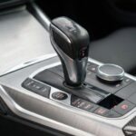 Alavanca do câmbio automático no console do carro