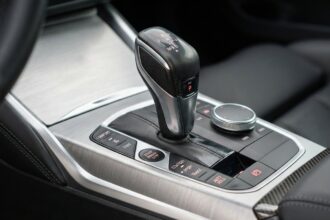 Alavanca do câmbio automático no console do carro