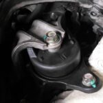 Coxim do motor: suporte de borracha e metal que segura o motor e reduz a vibração