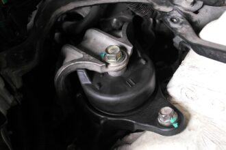 Coxim do motor: suporte de borracha e metal que segura o motor e reduz a vibração