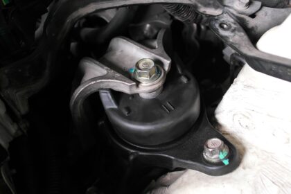 Coxim do motor: suporte de borracha e metal que segura o motor e reduz a vibra&ccedil;&atilde;o