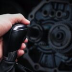 Motorista trocando a marcha na alavanca do câmbio automático