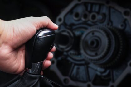 Motorista trocando a marcha na alavanca do câmbio automático