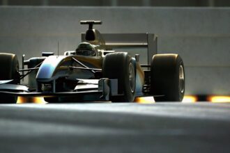 Carro de Fórmula 1 na pista