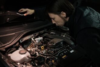 Número do motor e do chassi: conferência com lanterna no cofre do motor