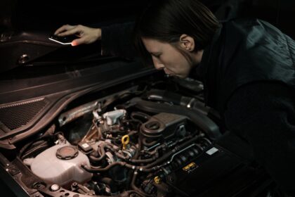 N&uacute;mero do motor e do chassi: confer&ecirc;ncia com lanterna no cofre do motor