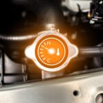 Tampa do radiador com marcador de temperatura no cofre do motor
