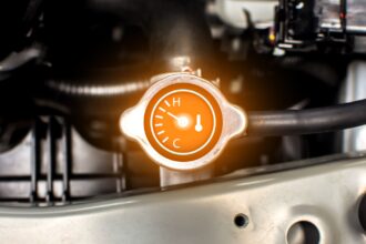 Tampa do radiador com marcador de temperatura no cofre do motor