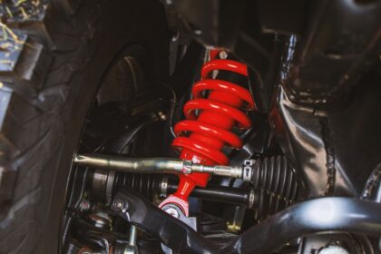 Roda e amortecedor da suspensão durante o reparo