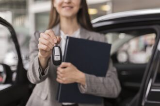 Chave do carro e pasta de documentos: o guia completo de seguro auto