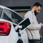 Carro elétrico recarregando em casa: o seguro de carro elétrico precisa cobrir bateria e carregador