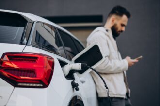 Carro elétrico recarregando em casa: o seguro de carro elétrico precisa cobrir bateria e carregador