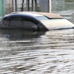 Carro submerso em rua alagada: o seguro cobre enchente só se a apólice incluir o risco