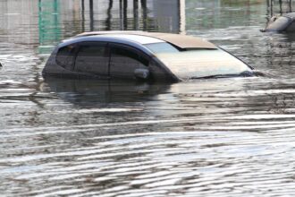 Carro submerso em rua alagada: o seguro cobre enchente só se a apólice incluir o risco